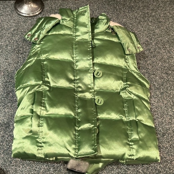 BNWT metallic green down puffer that converts into vest with removavle hood - Picture 6 of 9